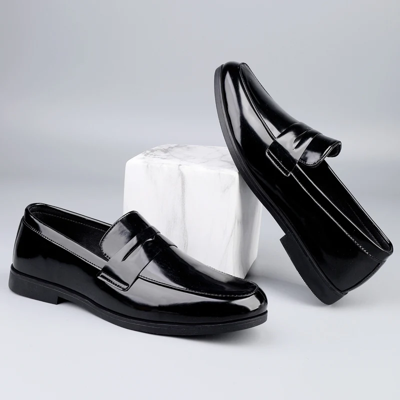 

Мужская обувь из лаковой кожи. Удобные и повседневные туфли на плоской подошве. Досуг. Деловая работа. Черные лоферы больших размеров.