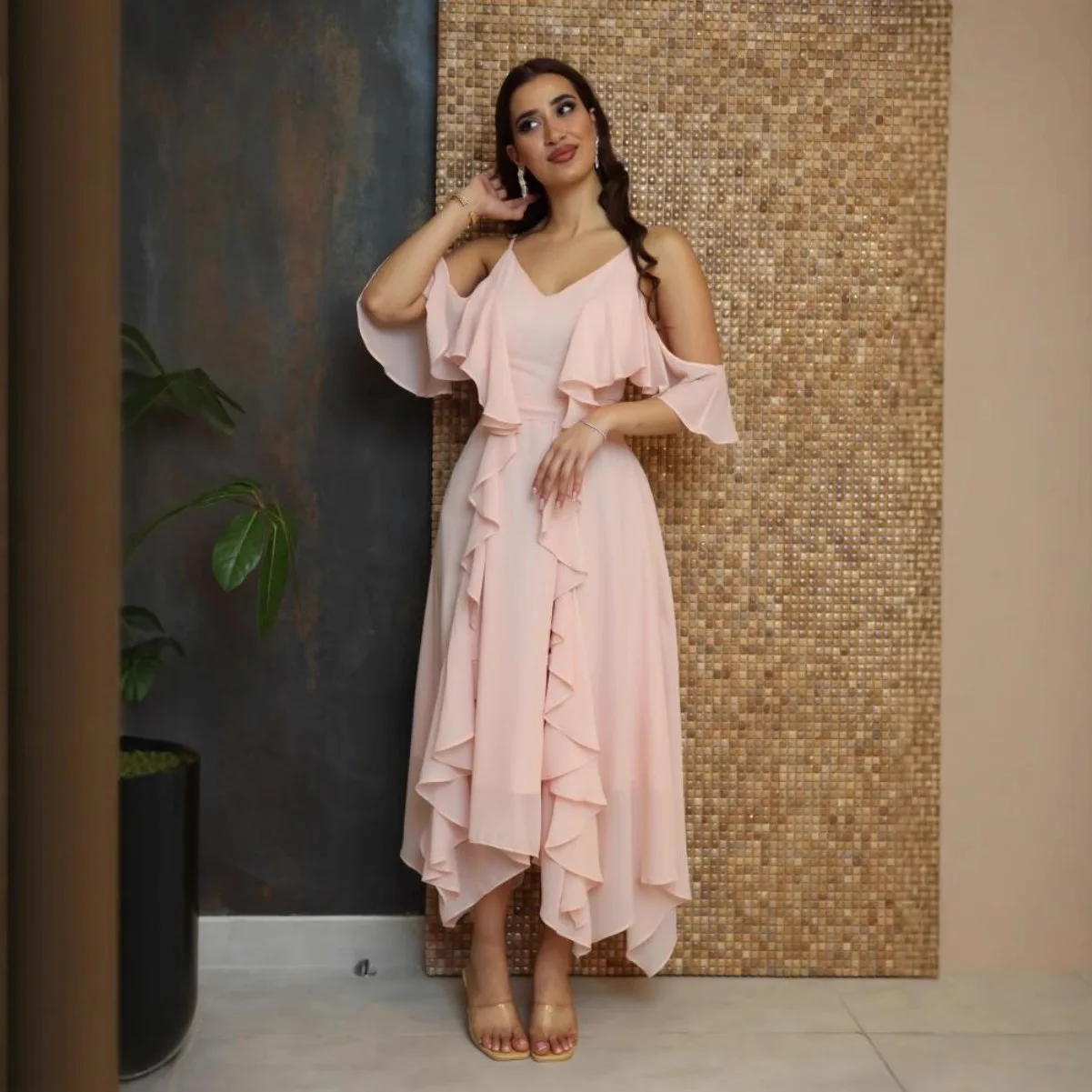 เดรสสายเดี่ยวทรงแคมิสสำหรับผู้หญิง คอลึก ทรงเข้ารูป ใส่สบายสำหรับฤดูร้อน ดีไซน์เปิดไหล่ คอวี สายเดี่ยว เอวสูง กระโปรงบานใหญ่ แต่งระบาย