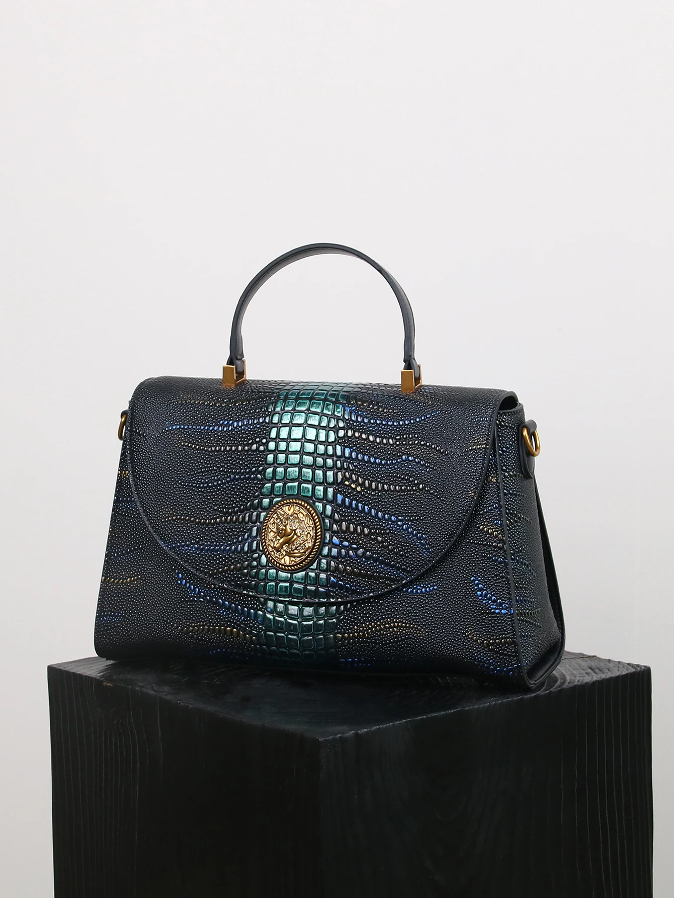 

Fashion new 2025 elegant handbag high-end temperament handbag light luxury contrast color snake design large capacity handbag re