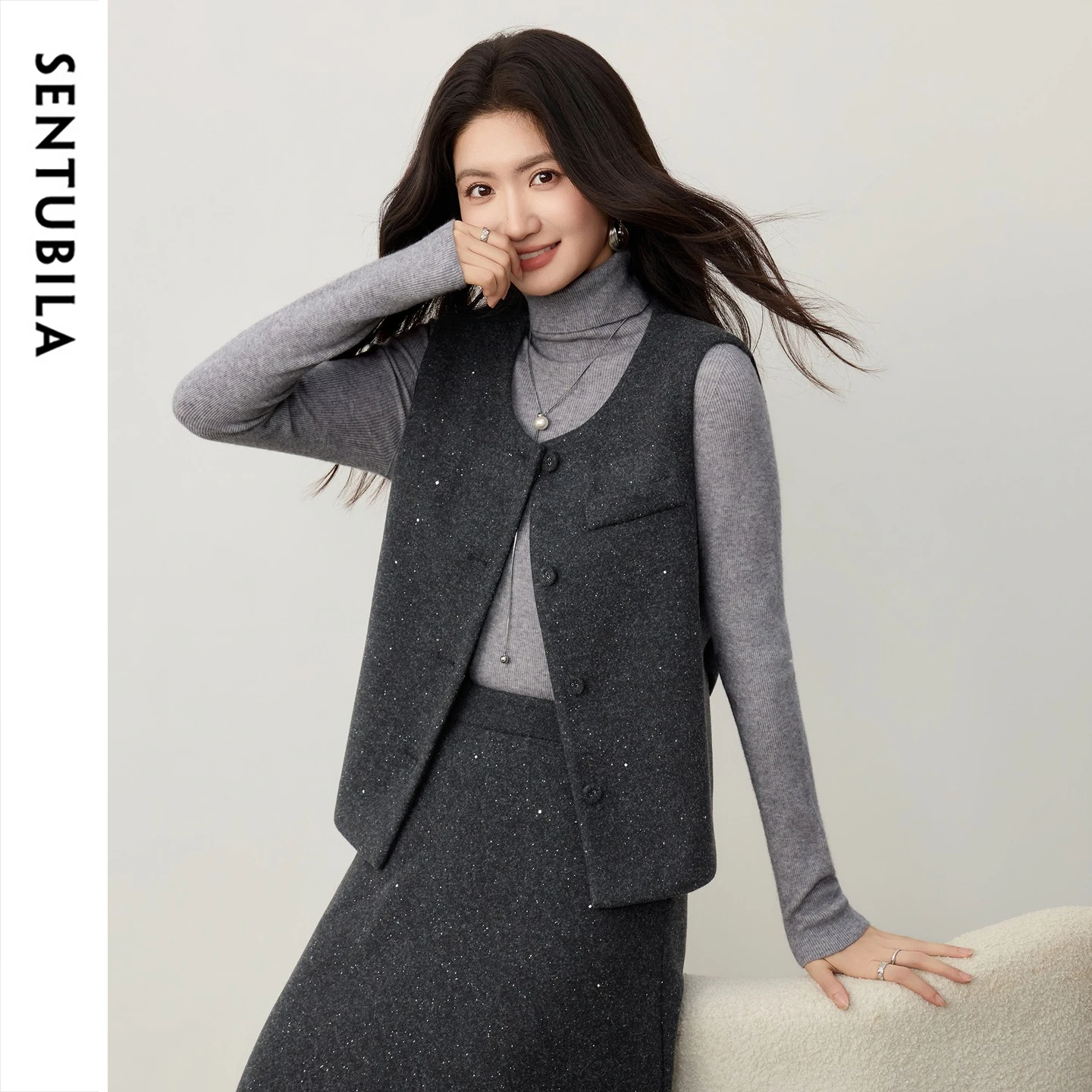 SENTUBILA Chaleco de punto cálido para mujer, invierno 2026, chaqueta sin mangas con brillo plateado para ir al trabajo, chaleco con cinturón desmontable 164JF8873