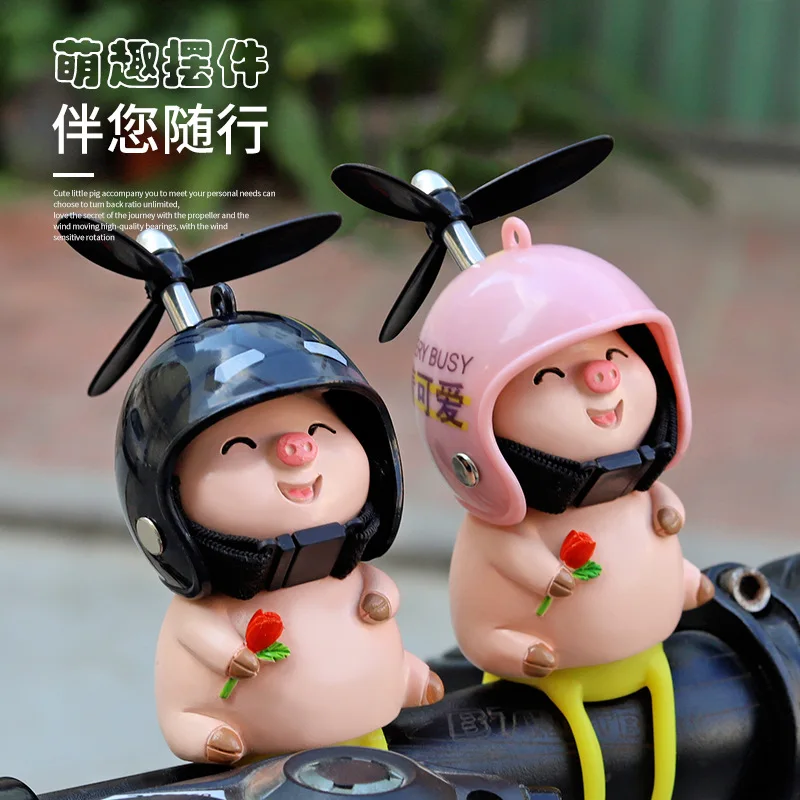 Moto Piccolo Maiale Rosa Manubrio Decorazione Bici Elettrica Simpatico Cartone Animato Casco Elica Ciclismo Bicicletta Ornamenti Ciondolo