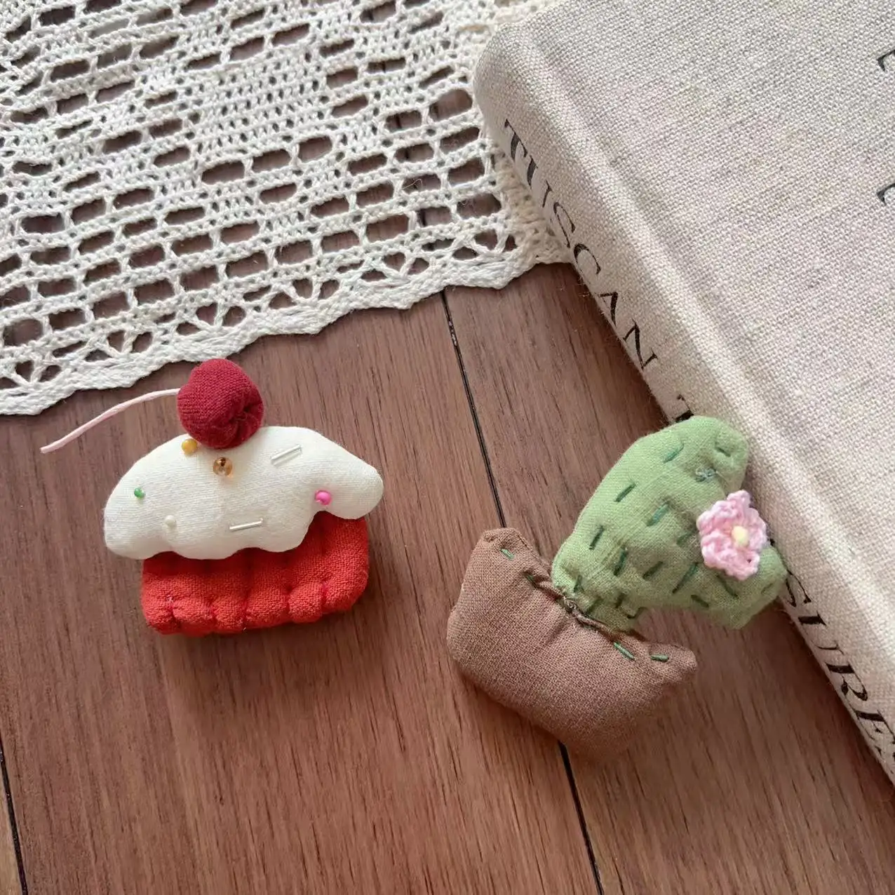 High Quality Soft Fabric Woodland Series Cartoon Animal Unfinished Plush Brooch Pin for Shoes Socks Clothing Accessory