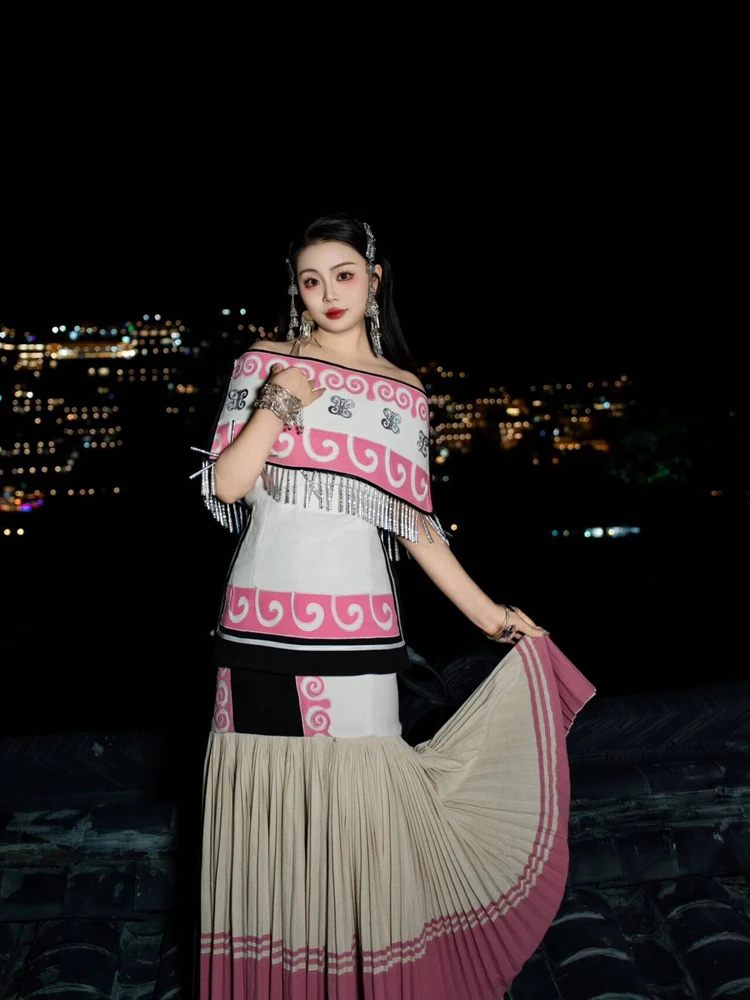 

Новая тематическая коллекция 2026: Этническая национальная одежда для путешествий по Юньнани, фотосъемки на Фестивале факелов в Ляншане, портретная фотография, модная одежда