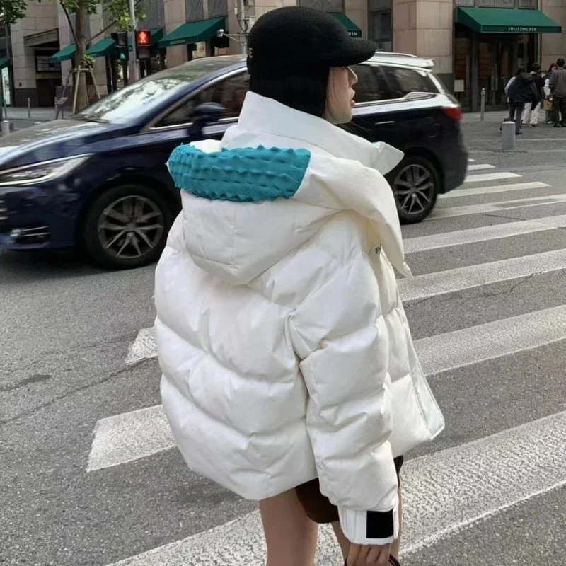 Moda grosso curto para baixo jaqueta inverno nova cor contrastante com capuz saco de amor solto casual chique pato branco para baixo casaco para mulher