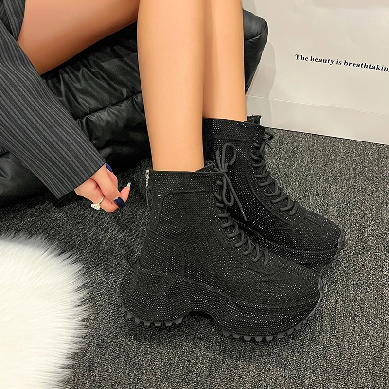 

Модные, универсальные, удобные, нескользящие и дышащие женские ботинки на толстой подошве с круглым носком и шнуровкой.