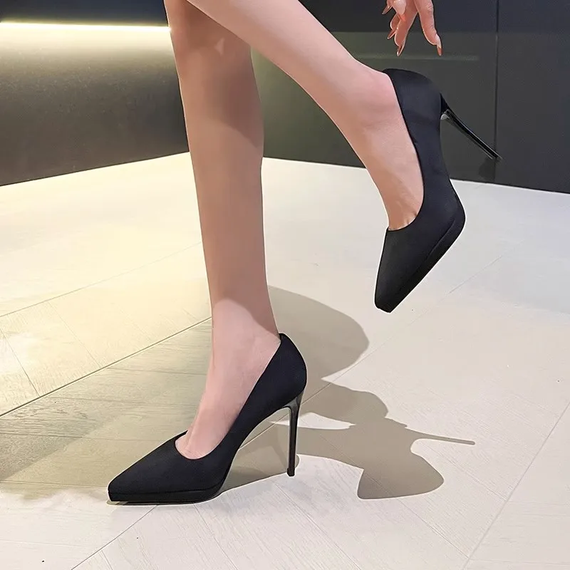 chaussures-a-plateforme-impermeables-en-daim-a-talon-fin-et-semelle-rouge-pour-femme-2026-–-accessoires-de-mode-confortables-pour-dames