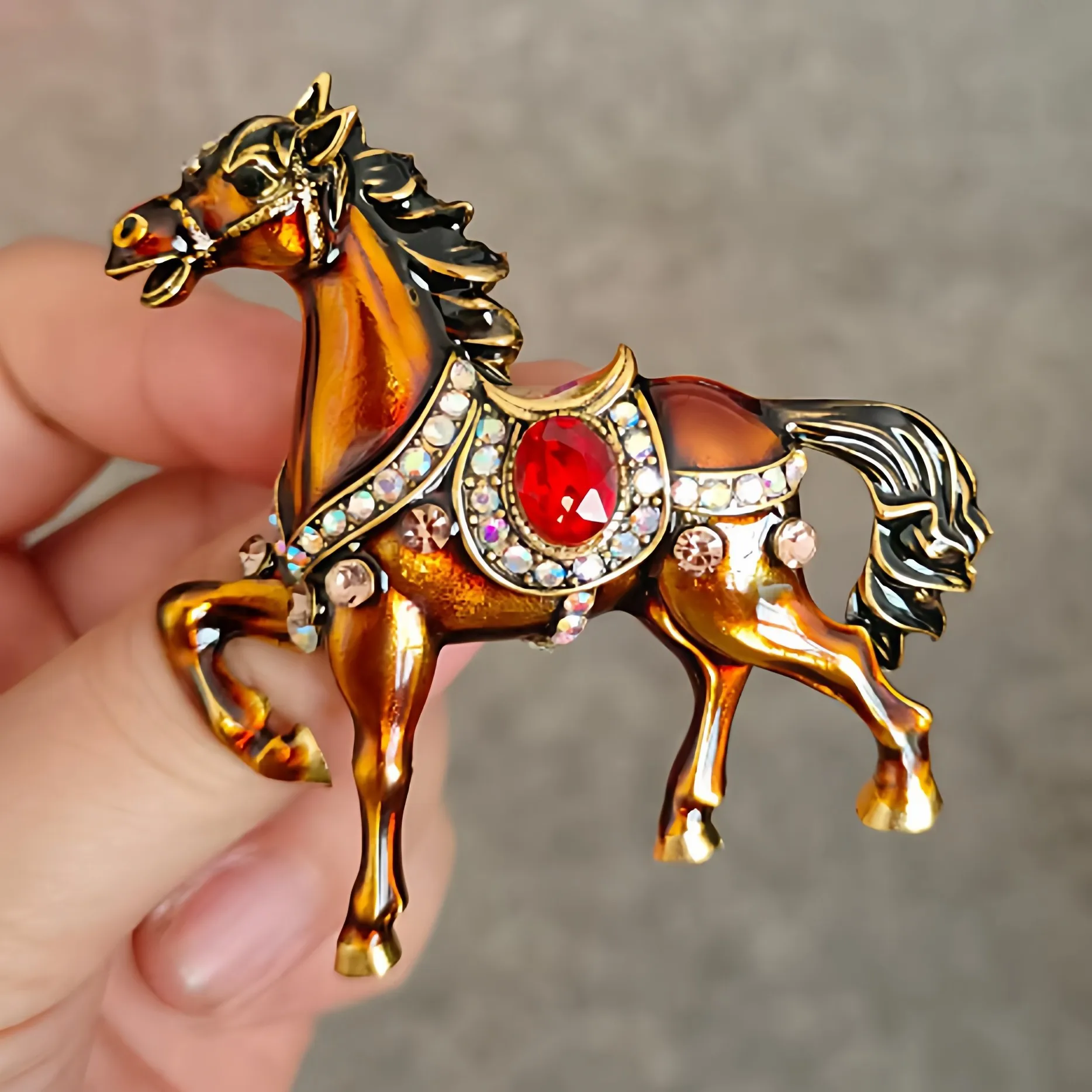 

New high-end men's brooch with luxurious temperament, animal fashionable and versatile, suit coat accessories