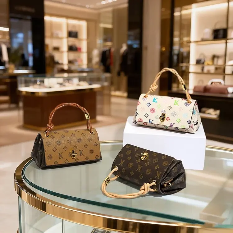 

Стильная дизайнерская сумка-тоут большой вместимости для поездок на работу, также служит модной и функциональной сумкой для подгузников.