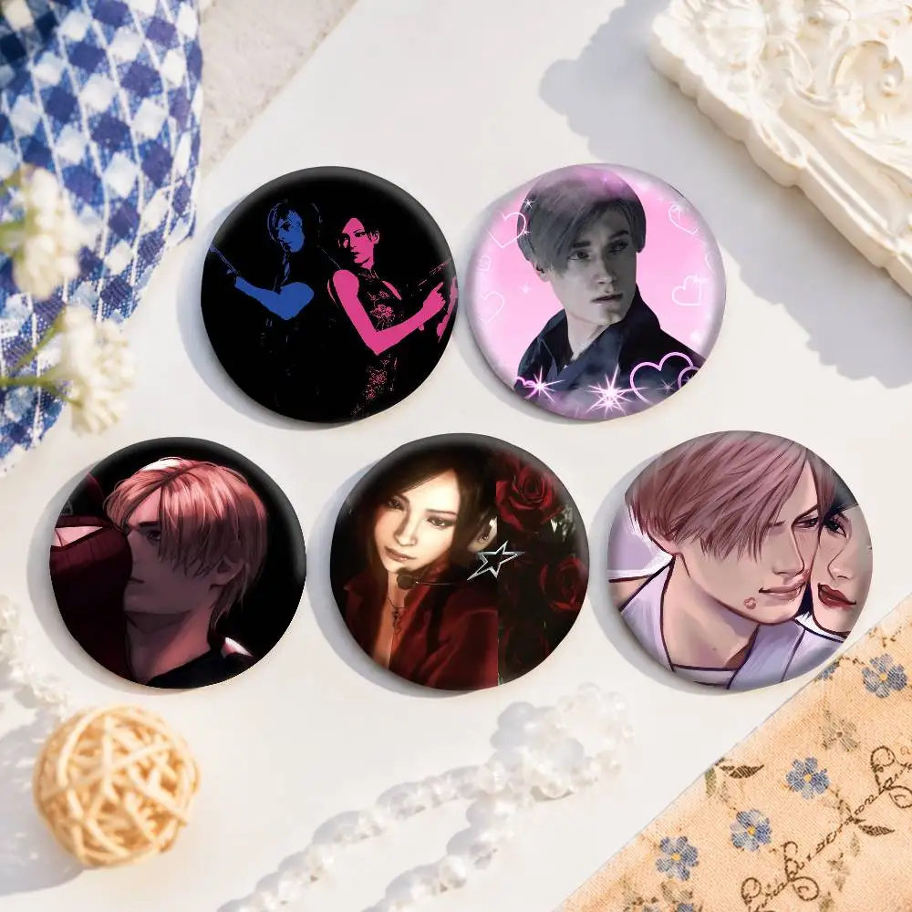 Broches redondos de dibujos animados de A-Heart Pink y Ada Bow Leon Kennedy para mochila, chaqueta, botones acrílicos, colección de regalos