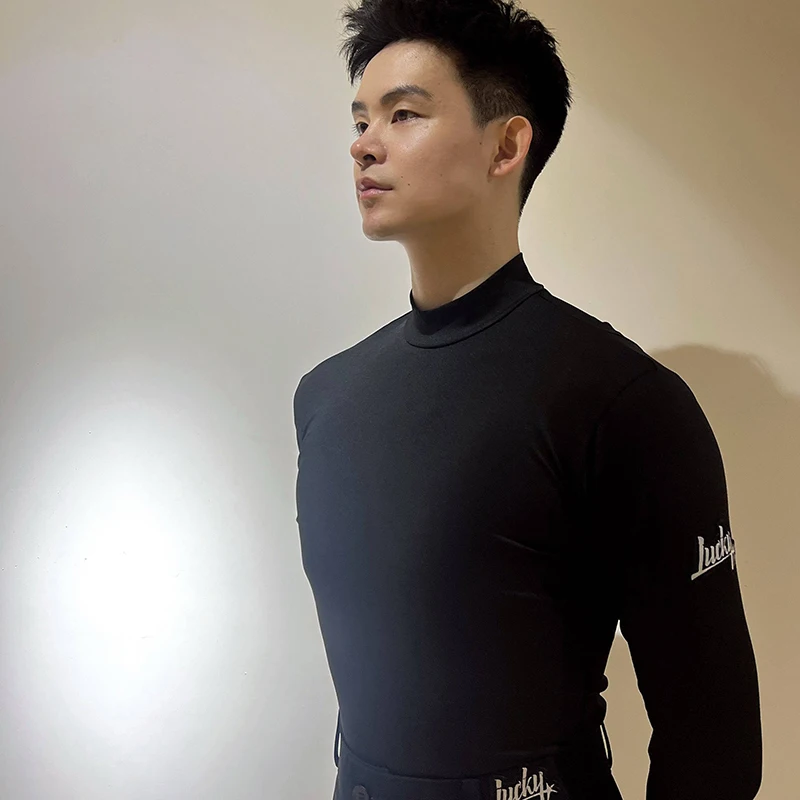 2026 Halbhoher Kragen Latein-Tanzoberteile für Männer Samba Chacha Tango Kleidung Männliche Erwachsene Modern Dance Shirts Latein-Kostüme DQS23100