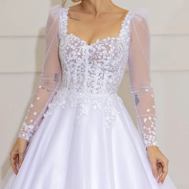 Suknie ślubne na zamówienie, proste, w kolorze kości słoniowej, z dekoltem w serek, na ramiączkach spaghetti, z aplikacjami, o kroju litery A, zdobione koralikami i aplikacjami.