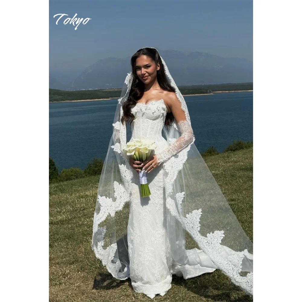 Vestido de novia de sirena blanco personalizado de Tokio, vestido de novia con escote en forma de corazón y mangas desmontables, vestido de novia elegante con cola de corte