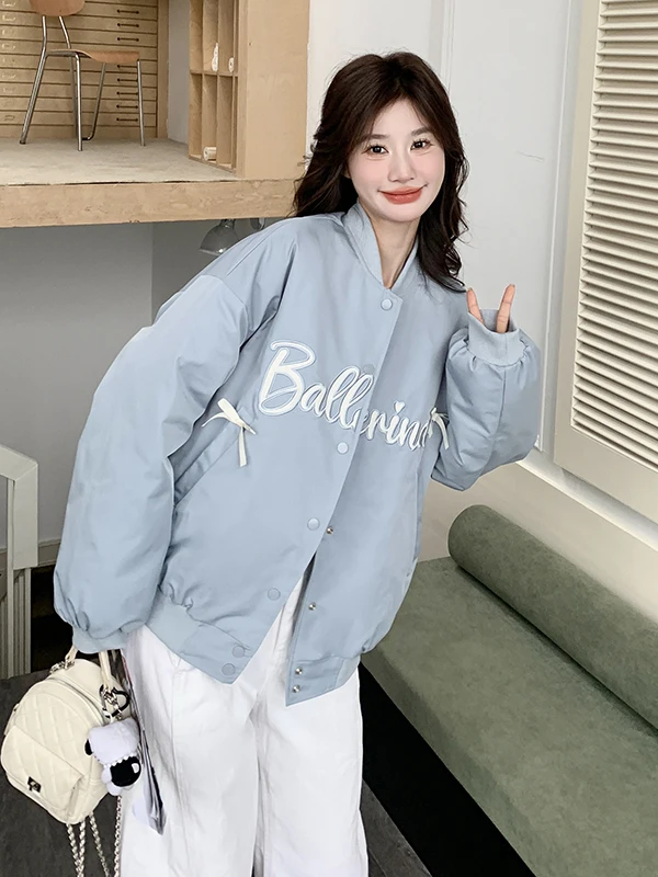 chaqueta-de-beisbol-corta-azul-claro-estilo-universitario-primavera-2026-diseno-para-mujer-bordado-de-letras-parte-superio