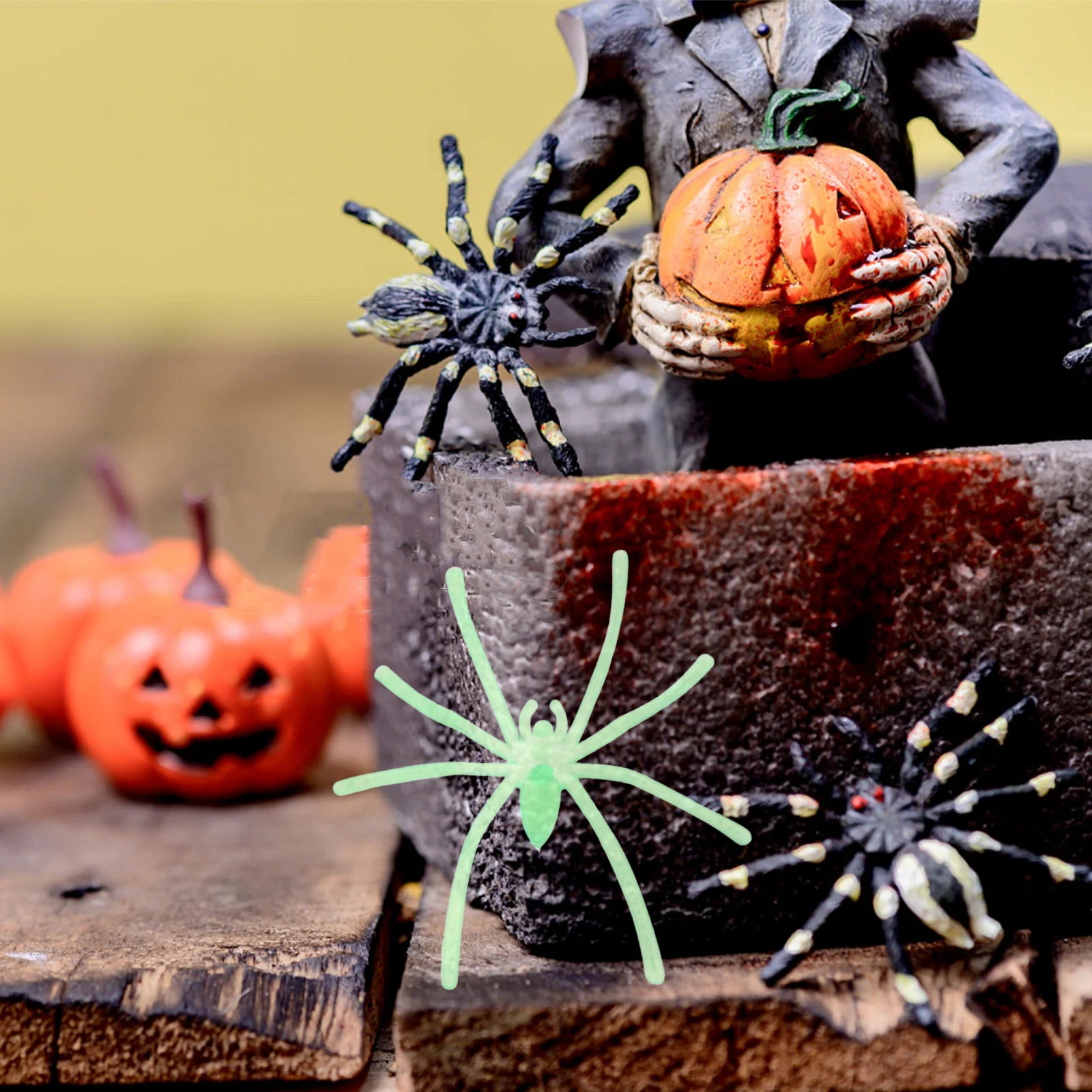 50 pezzi di simulazione ragno decorazioni di Halloween scherzo ragni finti per forniture per feste in casa stregata ragno di plastica di Halloween
