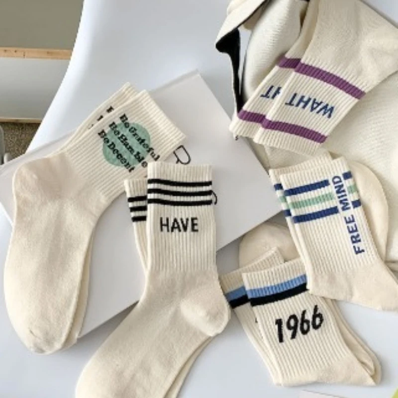 1/5 Paar Frühlings- und Sommer-gestreifte Buchstaben-Trendy-Straßensocken im College-Stil, vielseitige, lässige und bequeme Damensocken