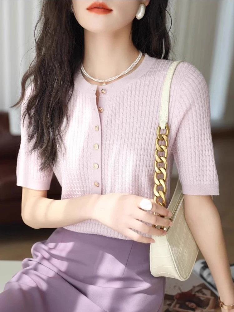 

Корейский полуоткрытый вязаный топ из ледяного шелка с коротким рукавом на пуговицах, женский, летний, легкий, роскошный, комфортный, облегающий плечи