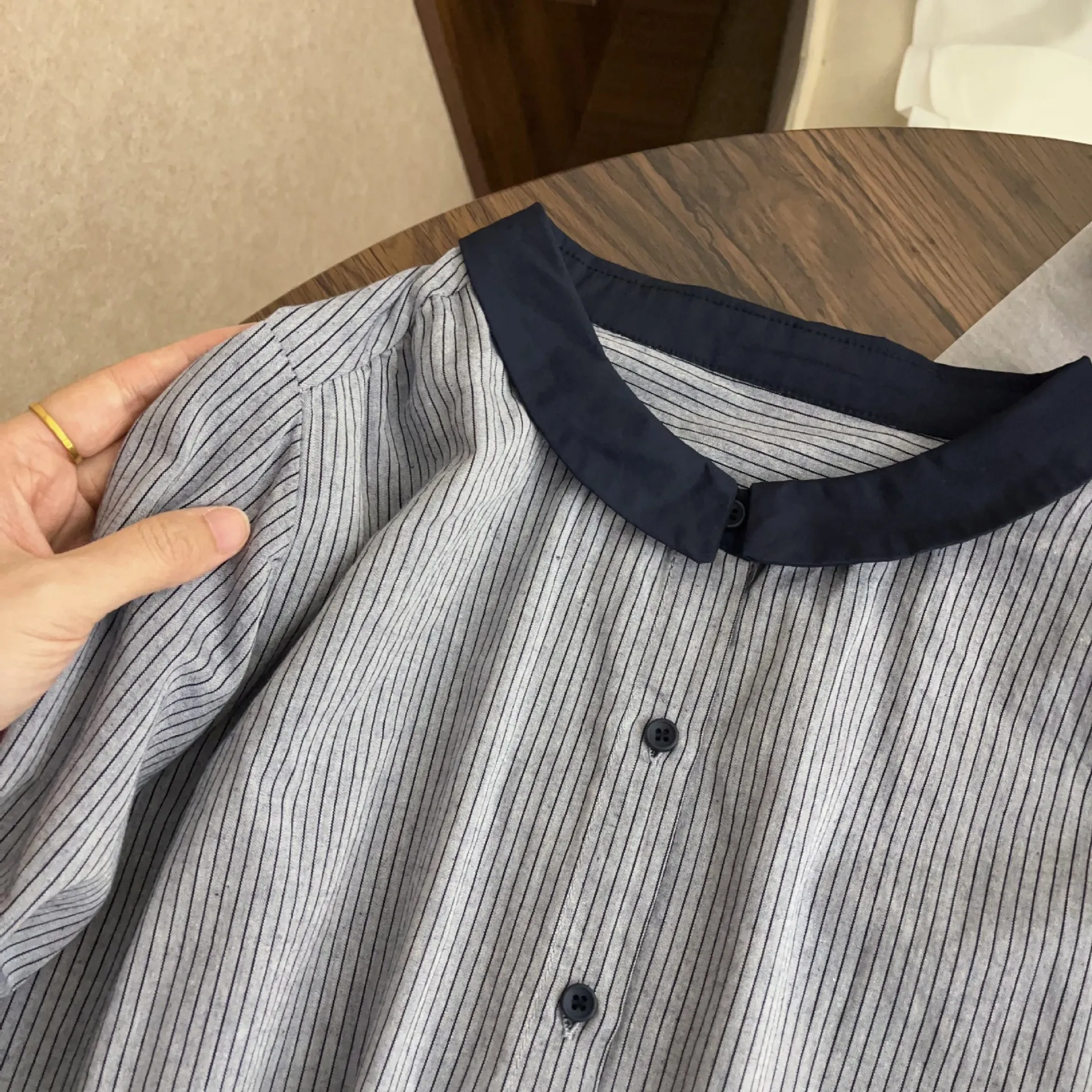 ما قبل الخريف 2025 قميص نسائي مخطط بسيط متباين بأكمام طويلة قميص نسائي فضفاض غير رسمي متعدد الاستخدامات