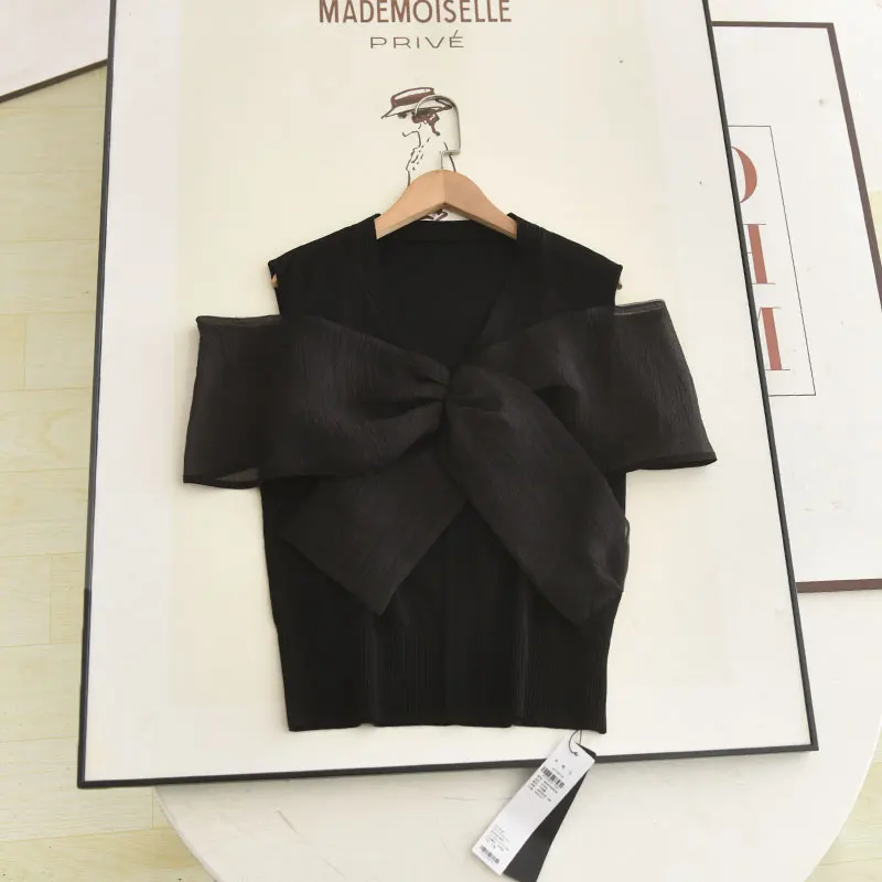 

Новинка лета 2025: Женский вязаный топ Xiao Ai с открытыми плечами, V-образным вырезом и кружевным узлом