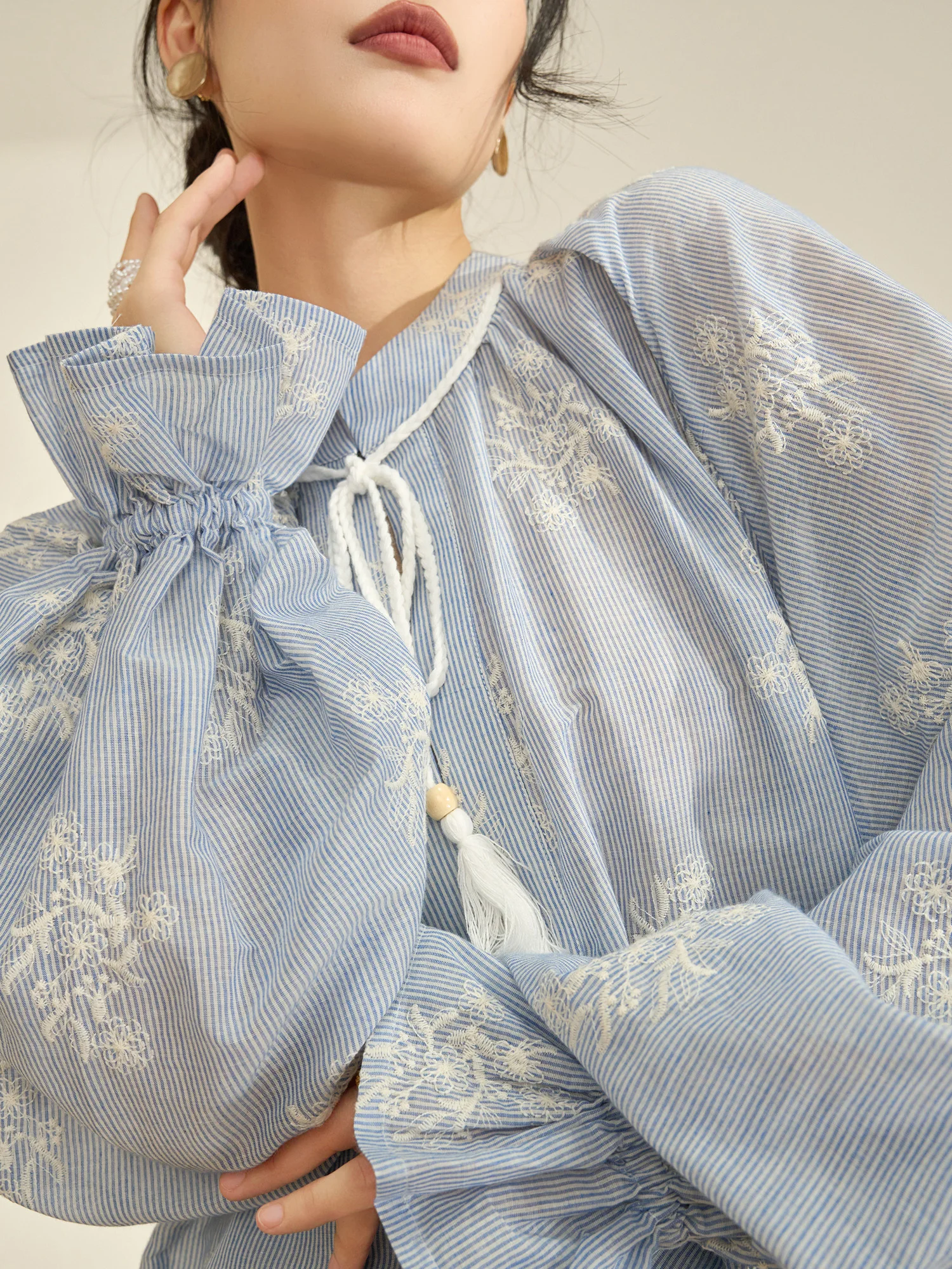 

Женская рубашка Flowing Era Spring Commute Style с длинным рукавом, вышивкой, свободного кроя, с пуговицами и цветочным узором на рукавах