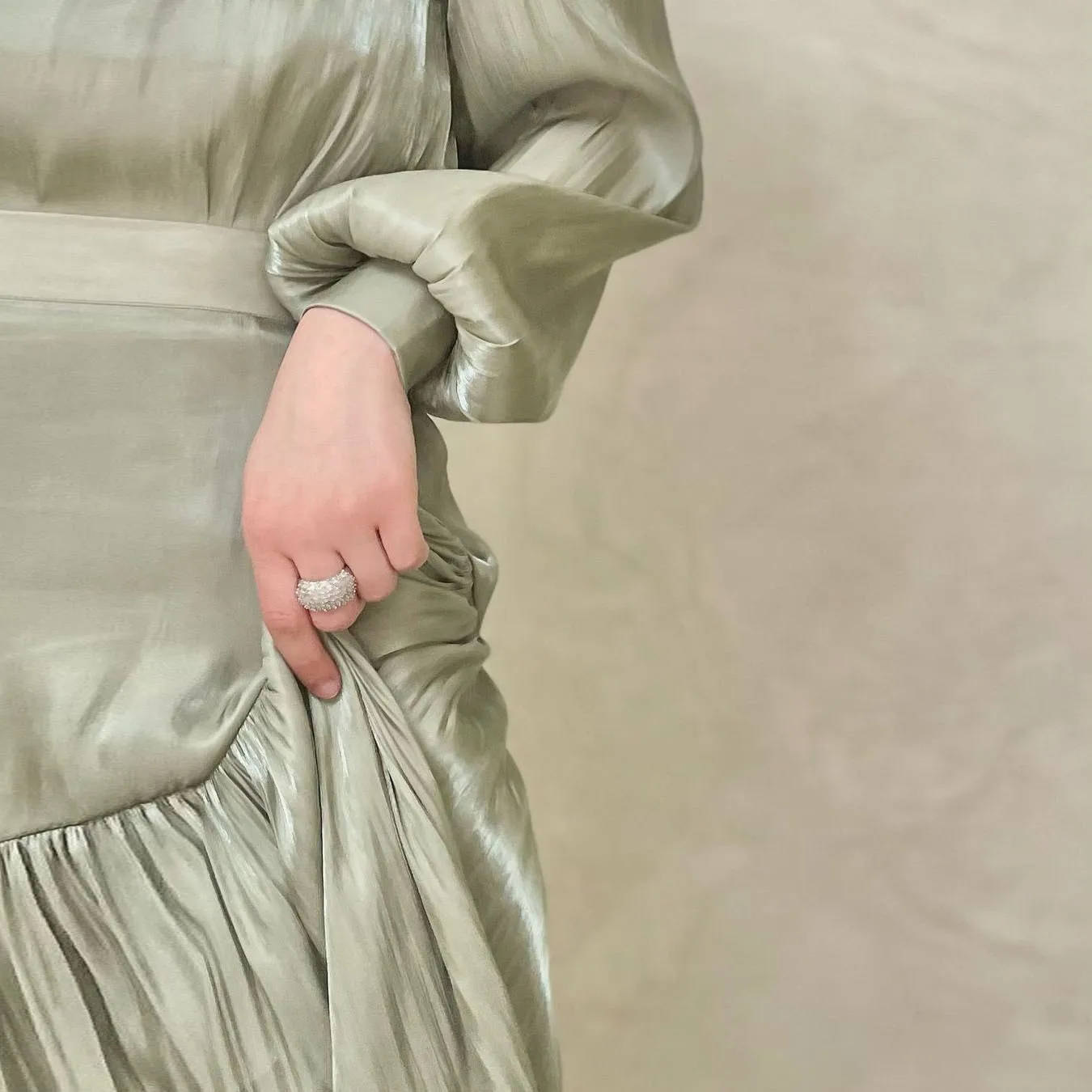 2024 Herbst neue charmante Frauen Kleid Temperament High-End-Falten lange Ärmel runden Kragen sexy Dame Party kleider