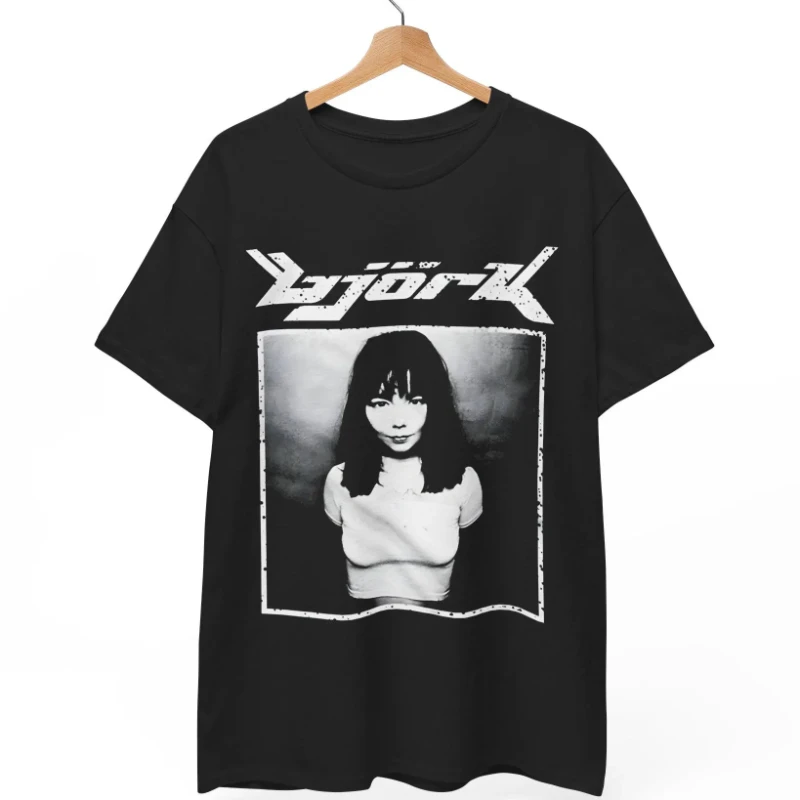 Camiseta Vintage de Björk |   Mercancía Retro de Cantantes de los 90 y Y2K |   Camiseta con Foto en Blanco y Negro |   Camiseta de música electrónica para regalo de músico islandés