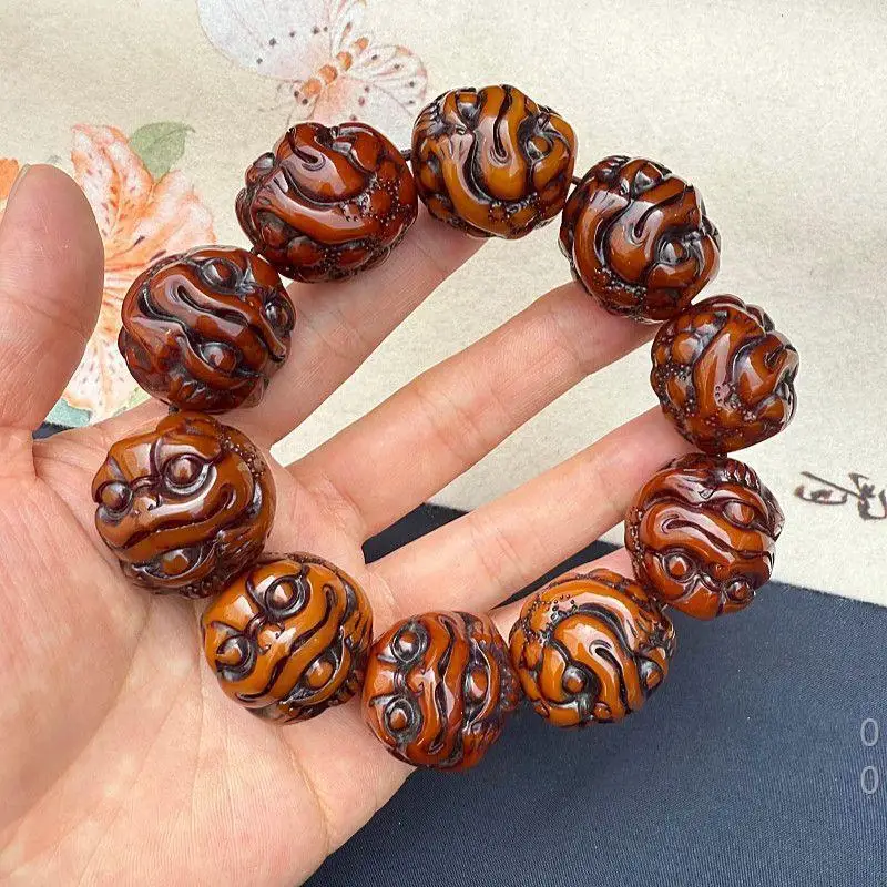yellow wax Pixiu bracelet, oily, plump, and transparent, made from old material, with a lion holding a hydrangea, symbolizin