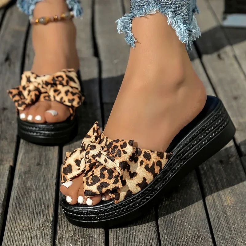 Plus size 2025 verão dedo do pé redondo chinelo feminino laço sandálias plataforma ao ar livre feminino com leopardo plana com venda quente chinelos