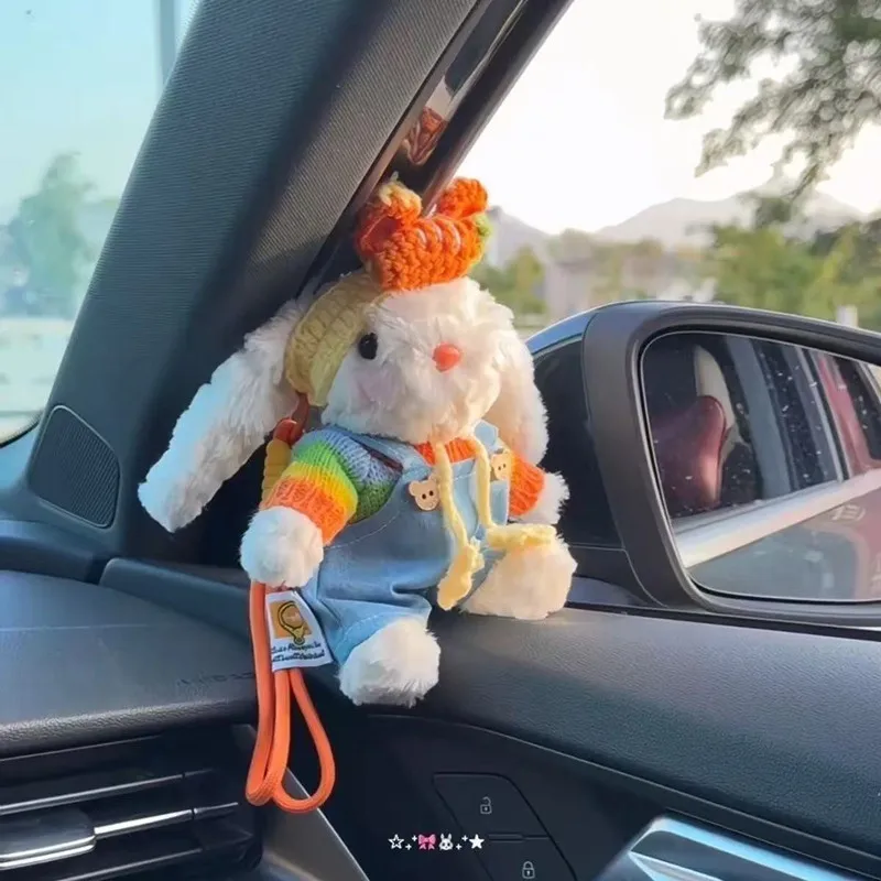 Breloczek pluszowy królik z długimi uszami, tęczowe ogrodniczki, kapelusz marchewki, zawieszka do kluczy, postać z kreskówki.