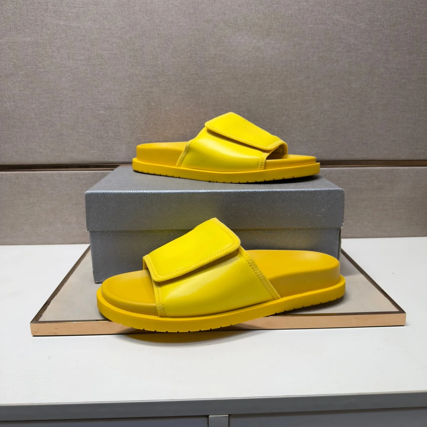 

Luxury Brand Men's Slides Beach Shoes High-quality Slides Indoor Outdoor Sandals Summer Hiking Shoes Material Genuine Leather