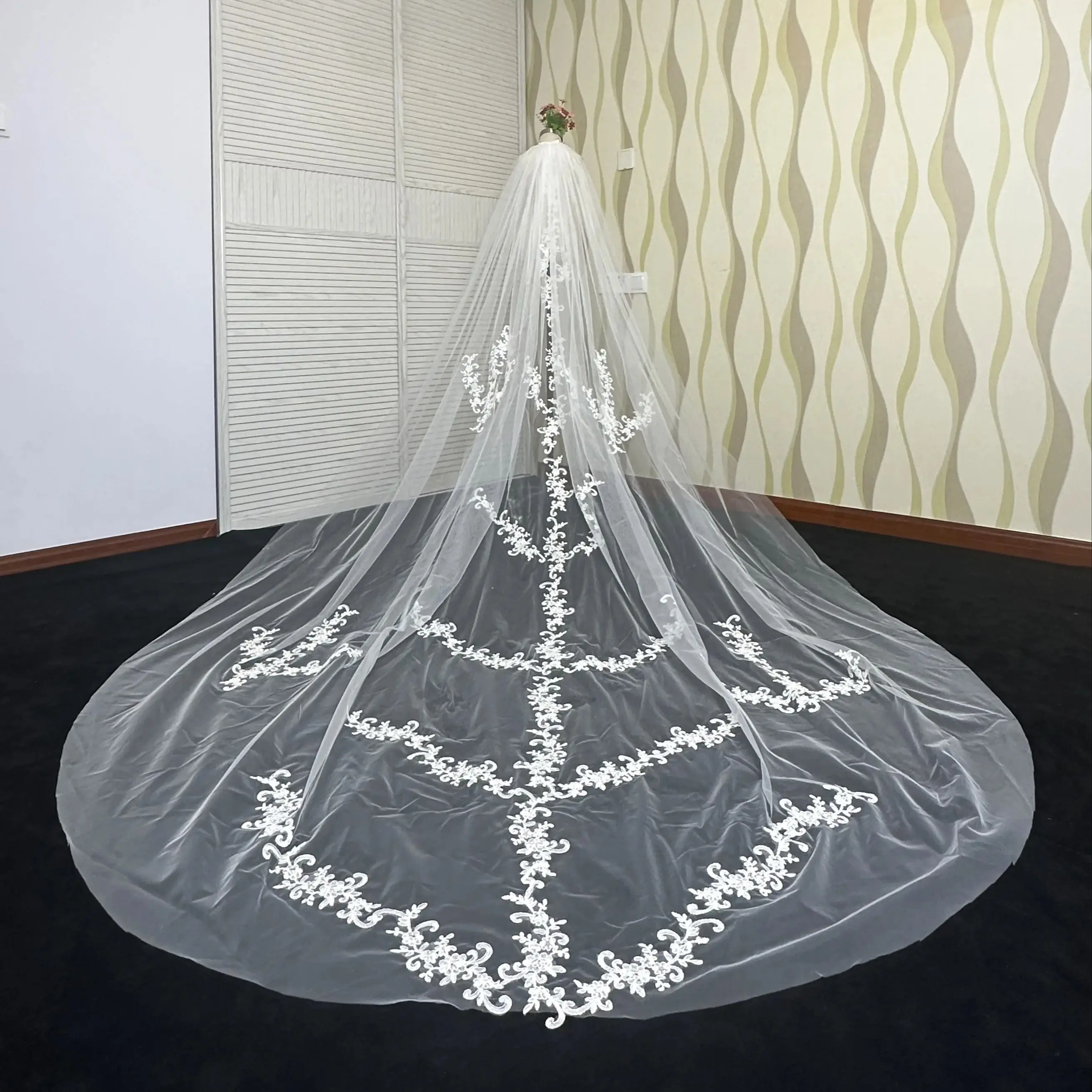 Real Photo 3m.4m.5m One Layer Wedding Veil With Comb White Lace Edge Bridal Veils Ivory Appliqued Cathedral Wedding Veil