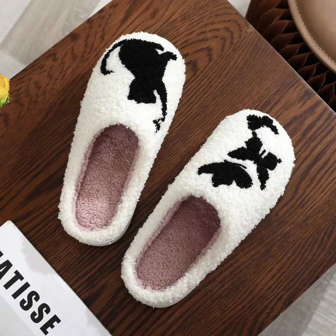 2024 Cute Butterfly and Dog Cotton Slippers Light Weight Couples Indoor Warm Slides Designer Embroidered Shoes for Women men