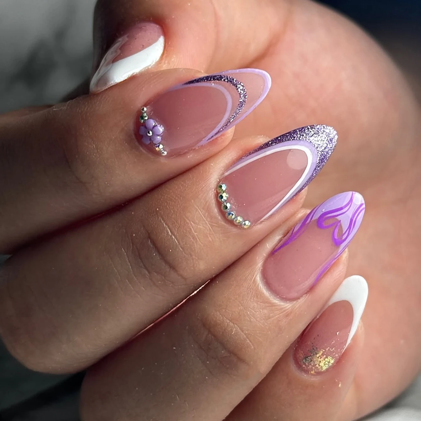 10 Stück lange handgepresste Mandelnägel, lila französische spitze Nägel, Flash-gepresste Nägel, Love Full Coverage Fake Nails