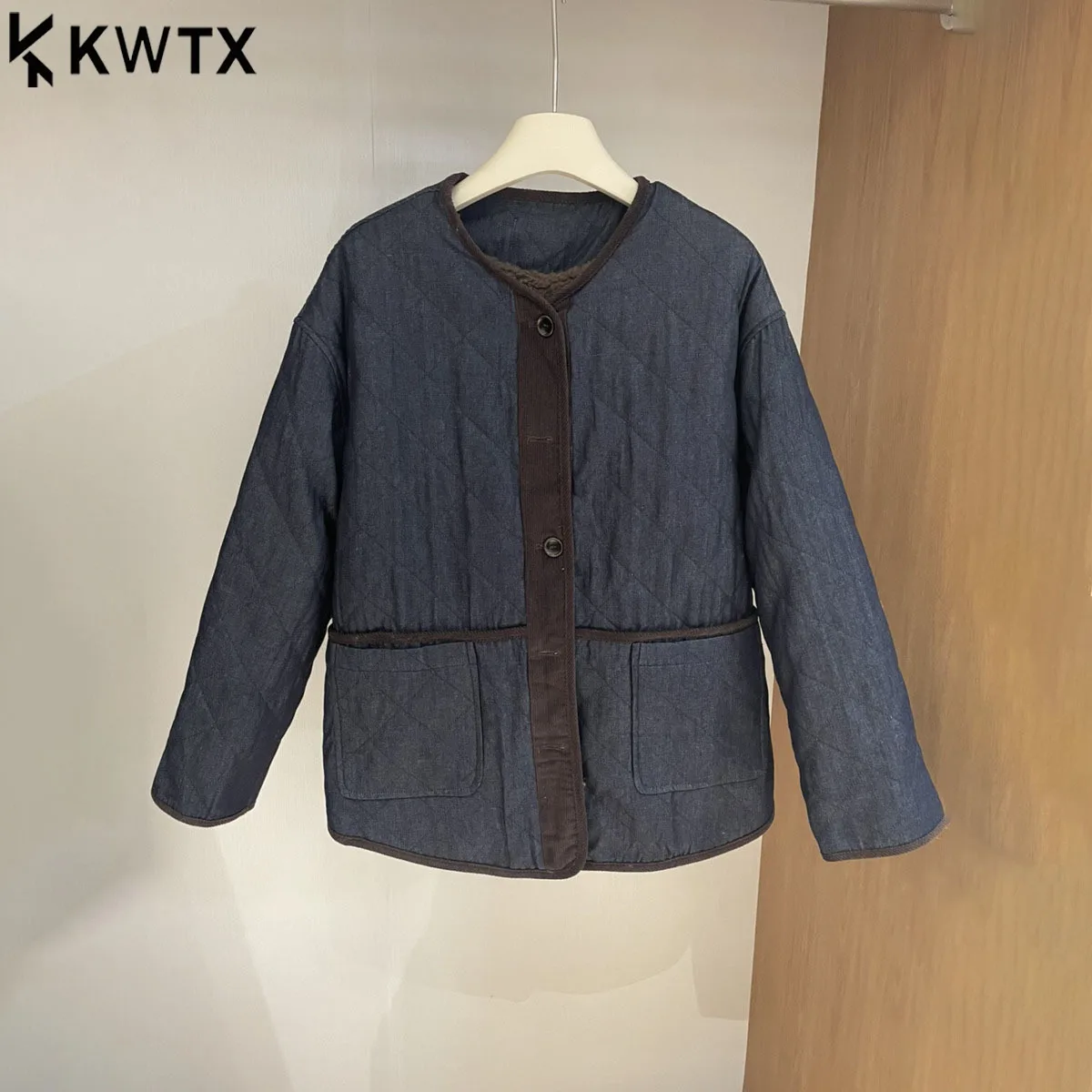 

KWTX 2025 женская джинсовая куртка ColorBlock, зимняя теплая утолщенная лоскутная повседневная однобортная куртка с карманами, элегантная винтажная новинка