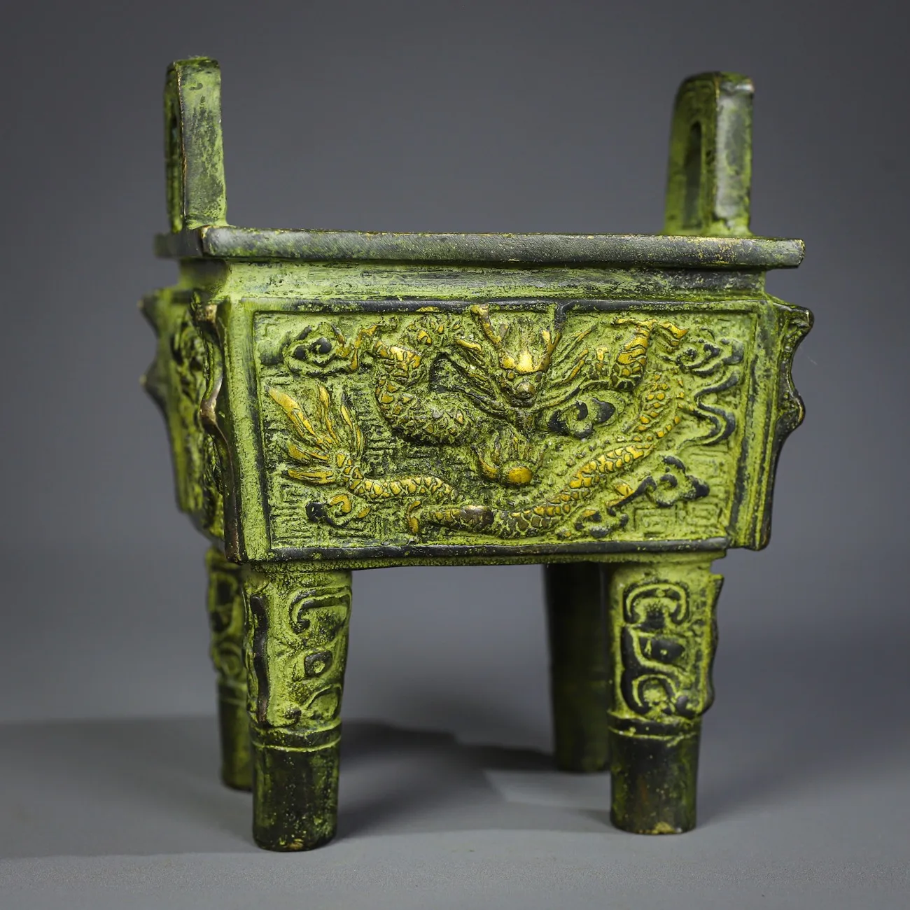 

Медная посуда с выгравированной штативом с четырьмя ножками и двумя детскими драконами для домашних курильниц.