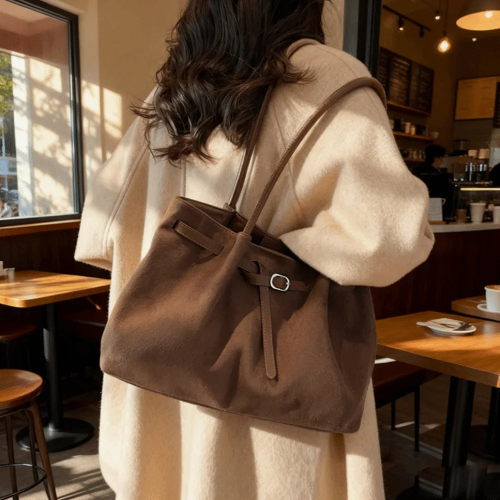 Elegante Wildleder-Umhängetasche mit großem Fassungsvermögen, Retro-Handtasche, einfarbig, erhältlich in 4 Farben, Pendler-Tragetasche, Schule/Reisen/Arbeit – Detail 6
