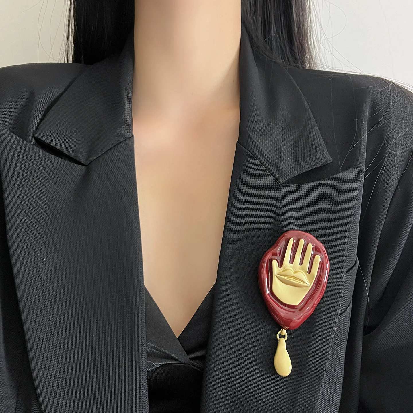 

Vintage Metal Enamel Palm Lip Brooch for Women Geometric High-End Light Luxury Suit Coat Pin Fashion Accessory Gifts