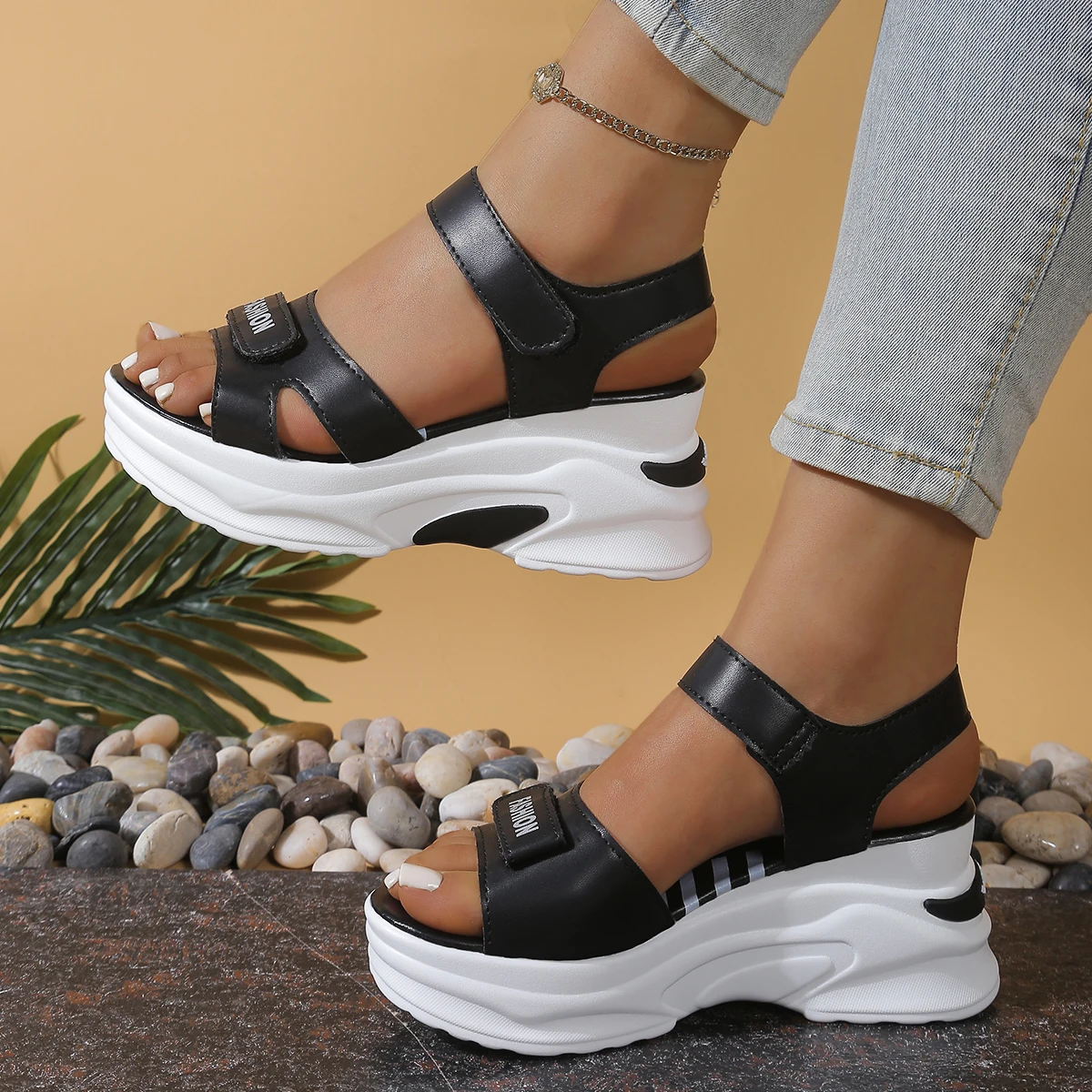 รองเท้าส้นเตารีดแบบสวมสำหรับผู - Velcro Strap Sandal บทวิจารณ์และราคา