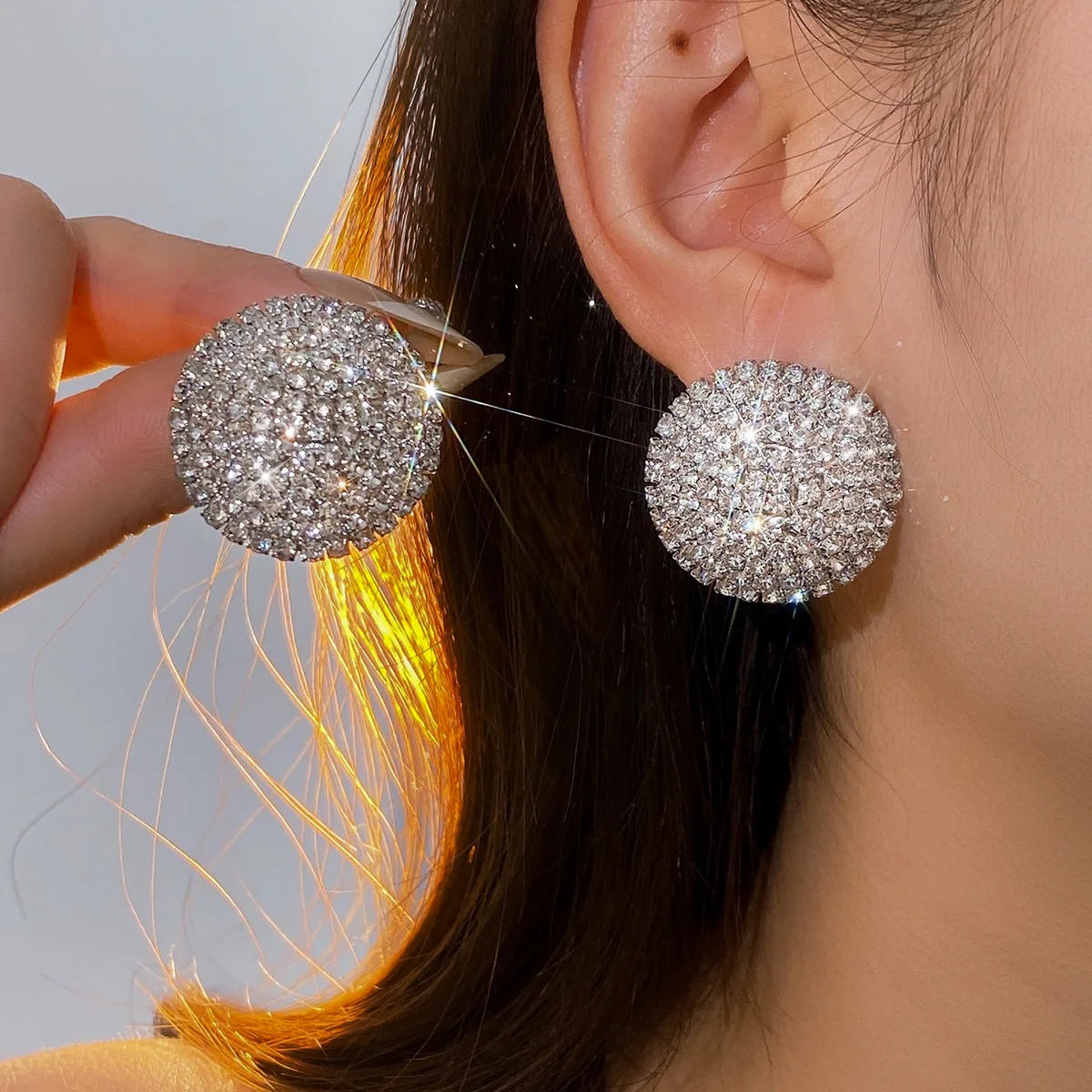 Silver needle super flash simple diamond round earrings light luxury high-end earrings fashion temperament earrings design sense