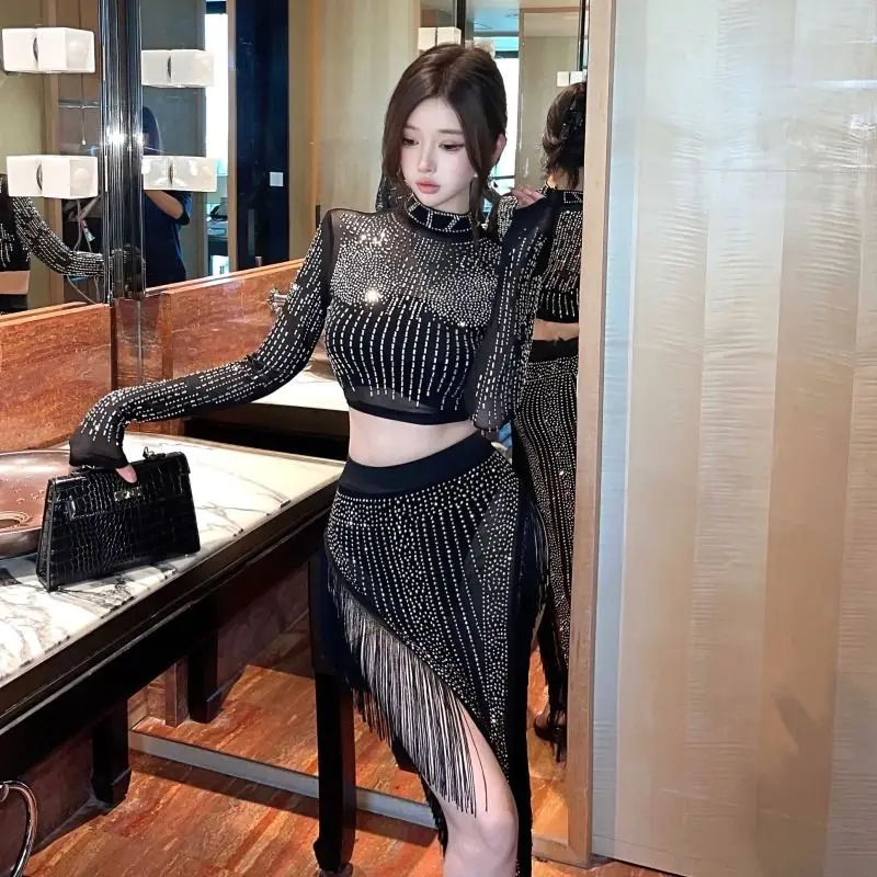 بلوزة جديدة مثيرة من حجر الراين الشفاف لعام 2025 مع تنورة شرابة غير منتظمة مكونة من قطعتين لأزياء الصيف النسائية