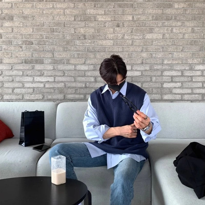 

Темно-синий мужской вязаный жилет без рукавов с v-образным вырезом, высококачественный корейский стиль, универсальный свободный повседневный жилет на весну и осень