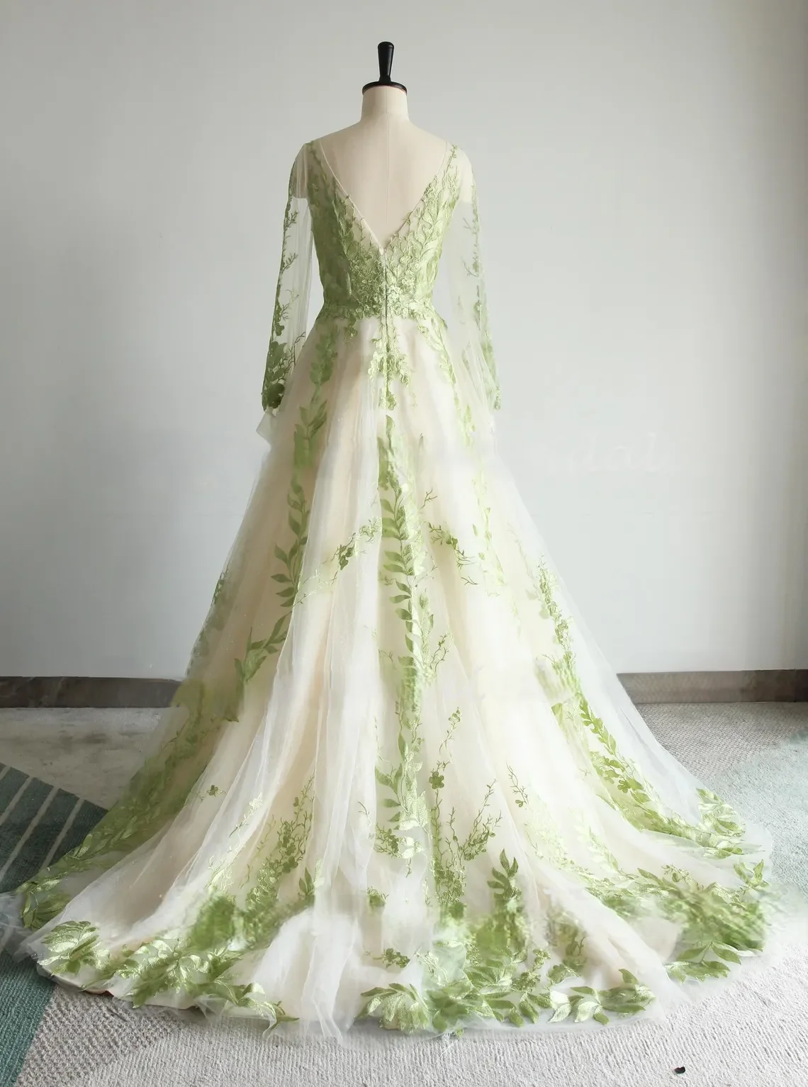 우아한 V 넥 신부 볼 드레스 맞춤형 라이트 그린 리프 수 놓은 웨딩 드레스 긴 소매 조끼 드레스 a 라인 신부 드레스