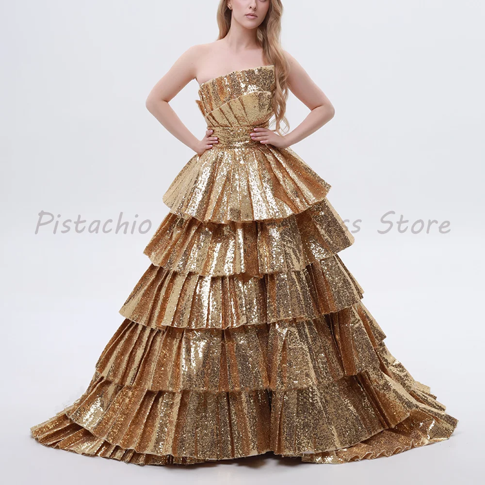 Goldenes Trägerloses Pailletten-Abendkleid Plissiertes Mehrstufiges Rüschen-Maxikleid Formelles Abschlussball- und Festkleid