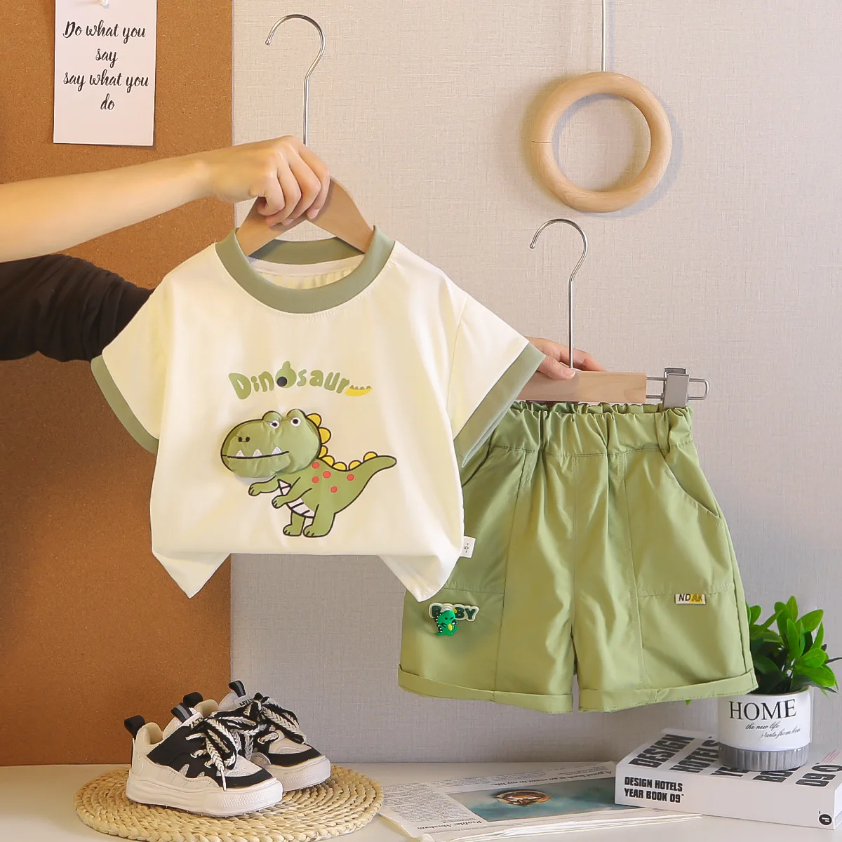 

Наряд для маленьких мальчиков: футболка с короткими рукавами и шорты с милым принтом динозавра, комплект из 2 предметов, детская одежда для ежедневных игр, вечеринок на открытом воздухе