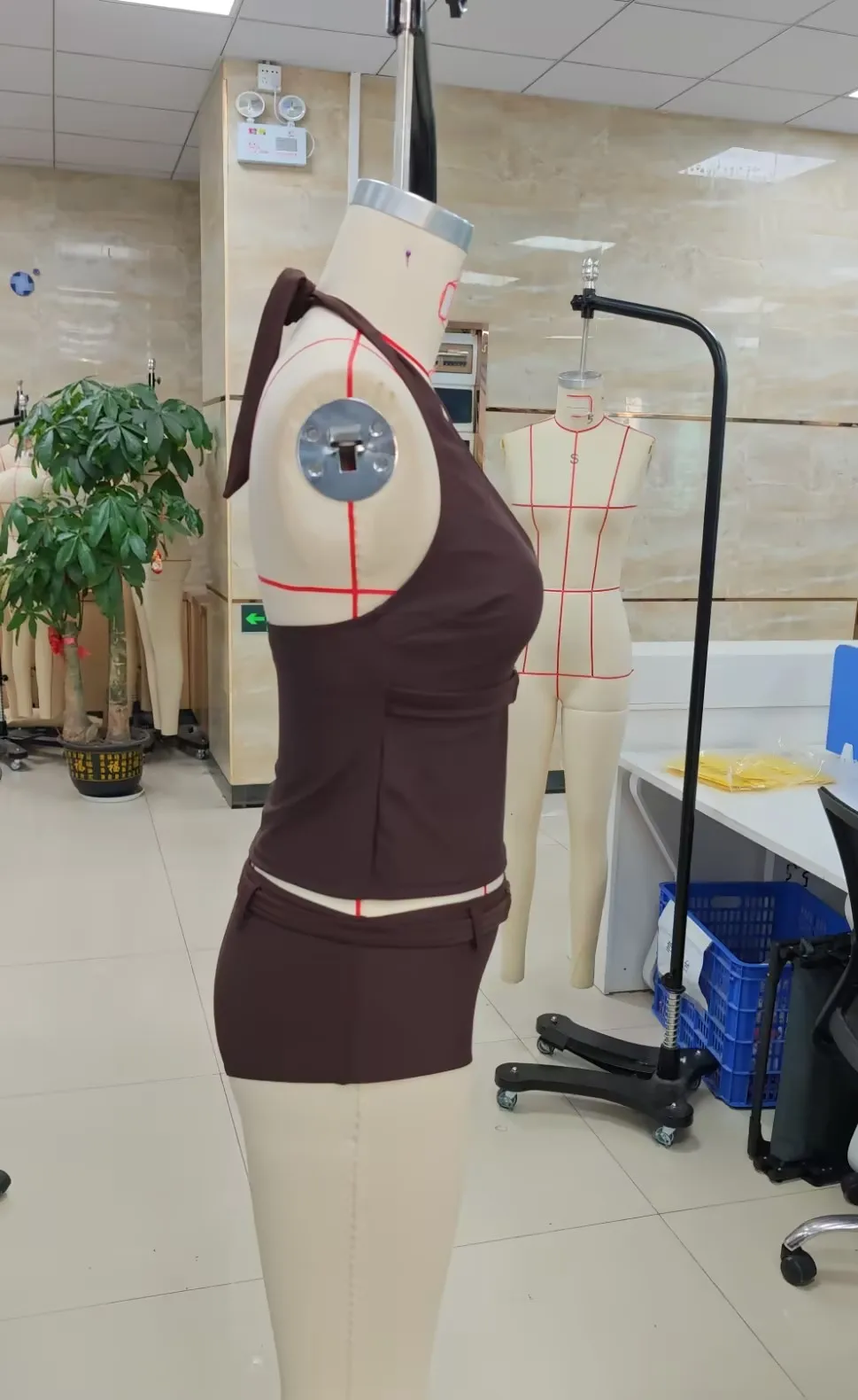 

Женский летний комплект-танкини: модный однотонный топ-халтер и микрошорты, 2 предмета