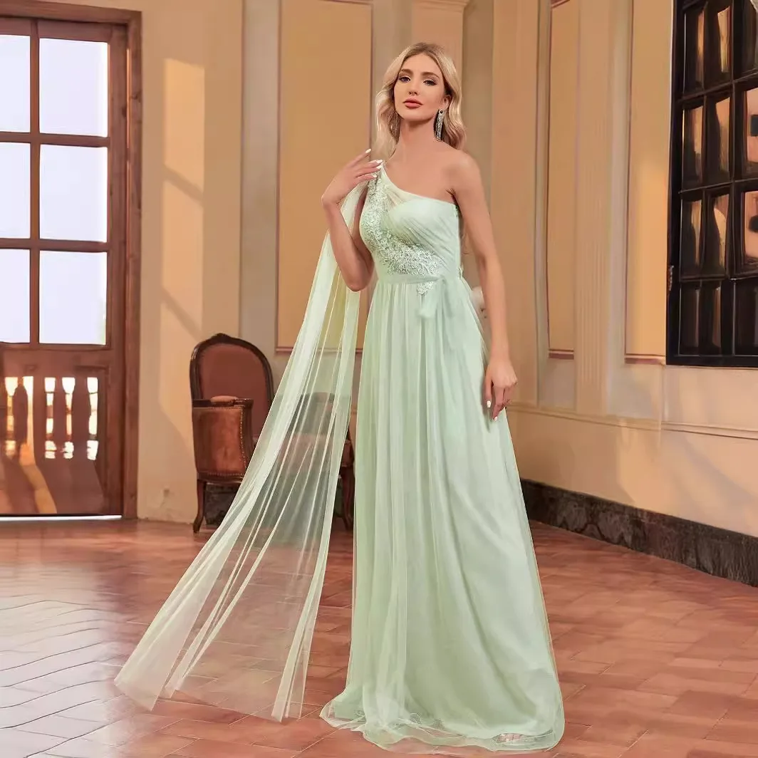 Abito da sera morbido e fluido in tulle per damigella d'onore, da donna, verde salvia, con spalla singola asimmetrica, manica lunga a mantella e corpetto in pizzo floreale