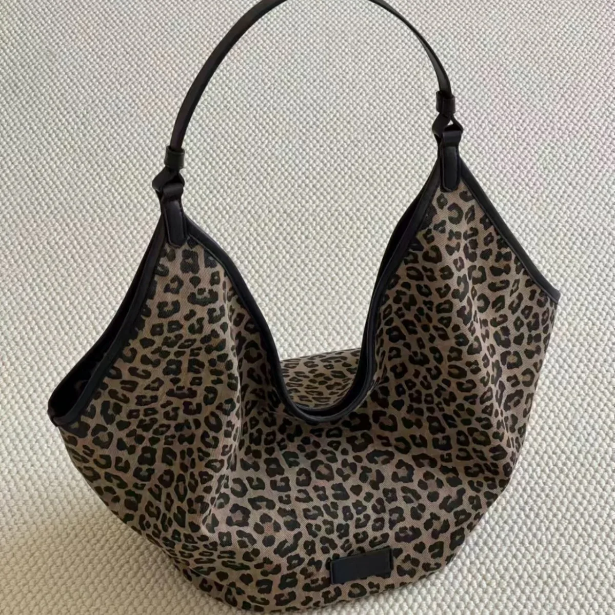 

2025 Leopard Print Large-Capacity Canvas Tote Bag - Stylish Underarm & Shoulder Bag, Versatile for Commuting & Outdoor Outings