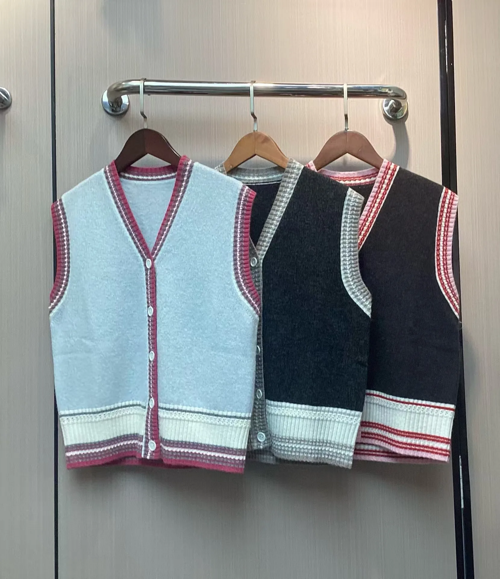 2024B new V-neck color blocked commuting vest cardigan sweater