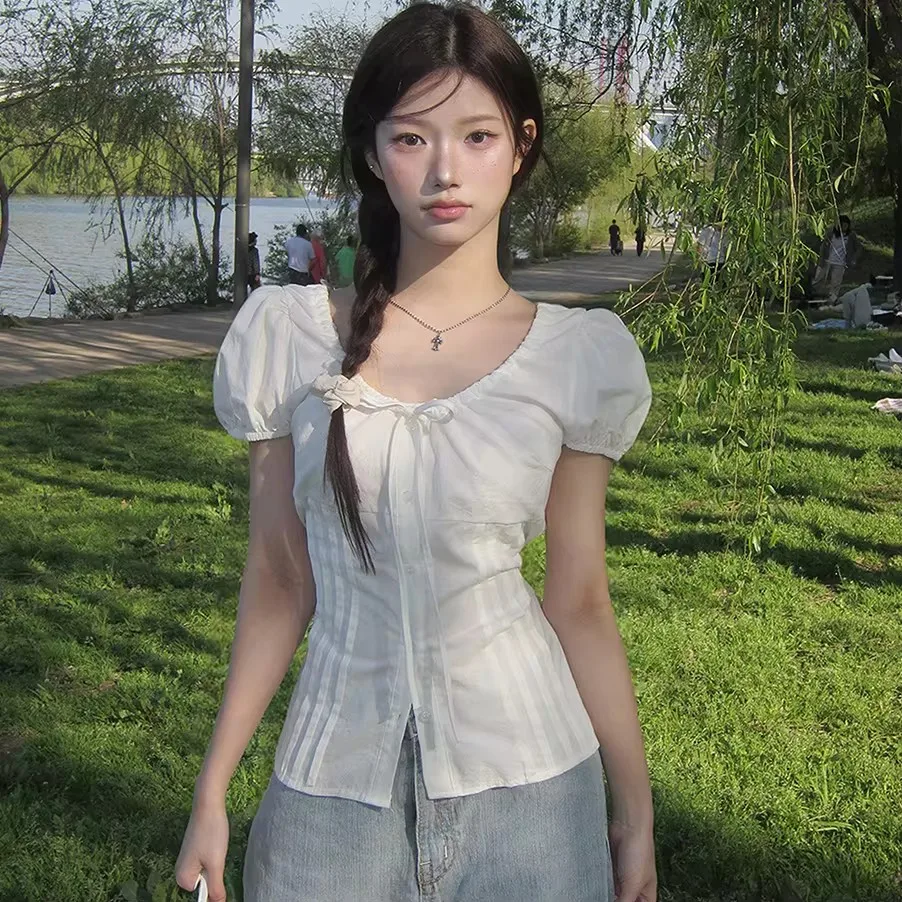 

Новая летняя модная повседневная универсальная блузка-топ с коротким рукавом и приталенным силуэтом для женщин 2026