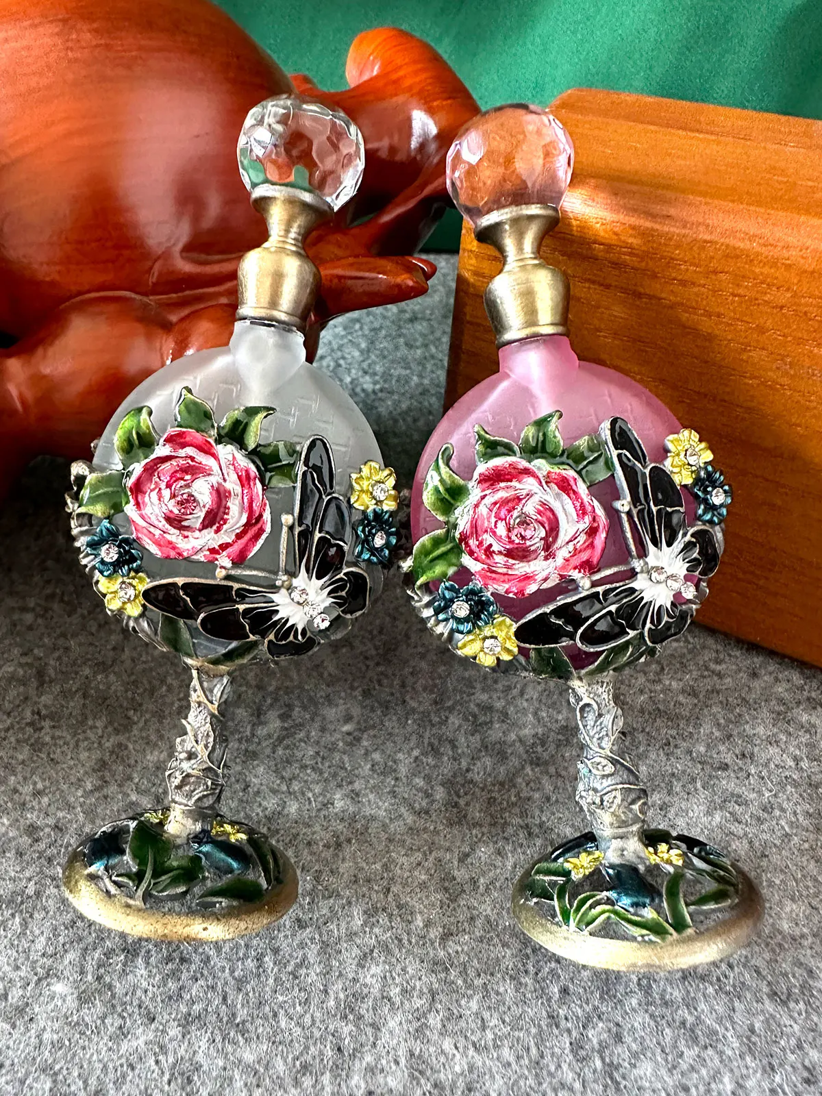 Botella de Perfume de flor rosa de cristal Vintage con dije de mariposa decantador de Perfume de cristal elegante decorativo 8ml vacío recargable