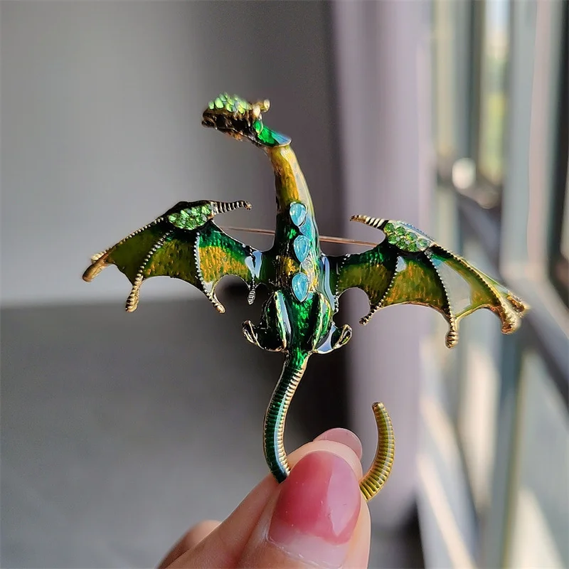 Small enamel dragon brooch with stylish diamond-encrusted animal brooch, an overbearing dragon